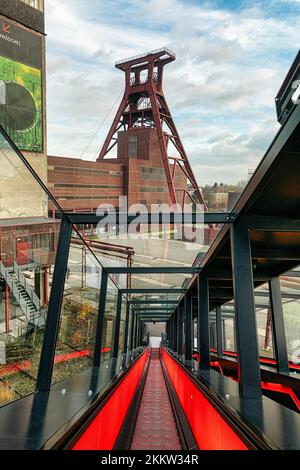 Vue depuis l'escalier mécanique, la passerelle du centre d'accueil jusqu'à la tour sinueuse, le musée Ruhr, Zeche Zollverein, ancienne mine de charbon, monument industriel, ESS Banque D'Images