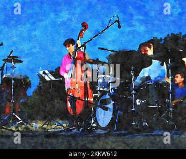 Un double bassiste et un batteur au milieu d'une représentation en soirée sous le ciel de l'été. Banque D'Images