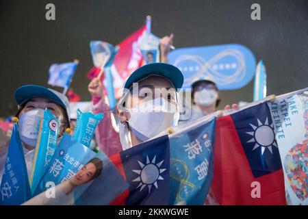 25 novembre 2022, Taipei, S.o. pour Taiwan, Taïwan: Un rassemblement de soutien à Chiang WAN-an, le candidat mayonnaise du parti d'opposition Kuomintang (KMT) à Taipei, la nuit avant l'ouverture des bureaux de vote aux élections de mi-mandat de Taïwan sur 25 novembre 2022. (Credit image: © Brennan O'Connor/ZUMA Press Wire) Credit: ZUMA Press, Inc./Alamy Live News Banque D'Images