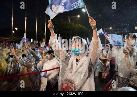 25 novembre 2022, Taipei, S.o. pour Taiwan, Taïwan: Les gens se réunissent pour soutenir l'ancien maire adjoint du Taipei Huang Shan-shan, qui se présente maintenant comme maire indépendant, lors d'un rassemblement la nuit avant les élections de mi-mandat de Taïwan sur 25 novembre 2022. (Credit image: © Brennan O'Connor/ZUMA Press Wire) Credit: ZUMA Press, Inc./Alamy Live News Banque D'Images