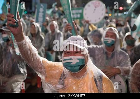 25 novembre 2022, Taipei, S.o. pour Taiwan, Taïwan: Les partisans du Parti démocrate progressiste (DPP) candidat mayonnaise Chen Shih-chung se réunissent pour un rassemblement final à Taipei la nuit avant le début des élections de mi-mandat à Taïwan sur 25 novembre 2022. (Credit image: © Brennan O'Connor/ZUMA Press Wire) Credit: ZUMA Press, Inc./Alamy Live News Banque D'Images