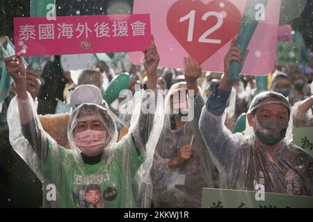 25 novembre 2022, Taipei, S.o. pour Taiwan, Taïwan: Les partisans du Parti démocrate progressiste (DPP) candidat mayonnaise Chen Shih-chung se réunissent pour un rassemblement final à Taipei la nuit avant le début des élections de mi-mandat à Taïwan sur 25 novembre 2022. (Credit image: © Brennan O'Connor/ZUMA Press Wire) Credit: ZUMA Press, Inc./Alamy Live News Banque D'Images