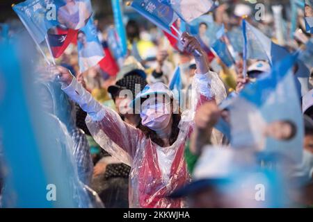 25 novembre 2022, Taipei, S.o. pour Taiwan, Taïwan: Un rassemblement de soutien à Chiang WAN-an, le candidat mayonnaise du parti d'opposition Kuomintang (KMT) à Taipei, la nuit avant l'ouverture des bureaux de vote aux élections de mi-mandat de Taïwan sur 25 novembre 2022. (Credit image: © Brennan O'Connor/ZUMA Press Wire) Credit: ZUMA Press, Inc./Alamy Live News Banque D'Images