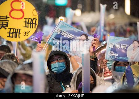 25 novembre 2022, Taipei, S.o. pour Taiwan, Taïwan: Les gens se réunissent pour soutenir l'ancien maire adjoint du Taipei Huang Shan-shan, qui se présente maintenant comme maire indépendant, lors d'un rassemblement la nuit avant les élections de mi-mandat de Taïwan sur 25 novembre 2022. (Credit image: © Brennan O'Connor/ZUMA Press Wire) Credit: ZUMA Press, Inc./Alamy Live News Banque D'Images