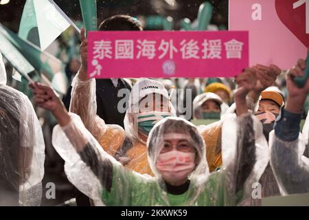 25 novembre 2022, Taipei, S.o. pour Taiwan, Taïwan: Les partisans du Parti démocrate progressiste (DPP) candidat mayonnaise Chen Shih-chung se réunissent pour un rassemblement final à Taipei la nuit avant le début des élections de mi-mandat à Taïwan sur 25 novembre 2022. (Credit image: © Brennan O'Connor/ZUMA Press Wire) Credit: ZUMA Press, Inc./Alamy Live News Banque D'Images