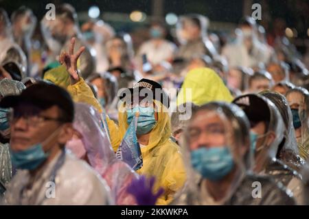 25 novembre 2022, Taipei, S.o. pour Taiwan, Taïwan: Les gens se réunissent pour soutenir l'ancien maire adjoint du Taipei Huang Shan-shan, qui se présente maintenant comme maire indépendant, lors d'un rassemblement la nuit avant les élections de mi-mandat de Taïwan sur 25 novembre 2022. (Credit image: © Brennan O'Connor/ZUMA Press Wire) Credit: ZUMA Press, Inc./Alamy Live News Banque D'Images