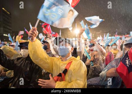 25 novembre 2022, Taipei, S.o. pour Taiwan, Taïwan: Un rassemblement de soutien à Chiang WAN-an, le candidat mayonnaise du parti d'opposition Kuomintang (KMT) à Taipei, la nuit avant l'ouverture des bureaux de vote aux élections de mi-mandat de Taïwan sur 25 novembre 2022. (Credit image: © Brennan O'Connor/ZUMA Press Wire) Credit: ZUMA Press, Inc./Alamy Live News Banque D'Images