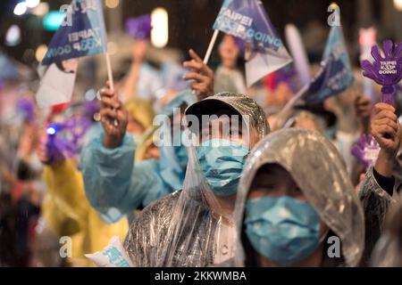 25 novembre 2022, Taipei, S.o. pour Taiwan, Taïwan: Les gens se réunissent pour soutenir l'ancien maire adjoint du Taipei Huang Shan-shan, qui se présente maintenant comme maire indépendant, lors d'un rassemblement la nuit avant les élections de mi-mandat de Taïwan sur 25 novembre 2022. (Credit image: © Brennan O'Connor/ZUMA Press Wire) Credit: ZUMA Press, Inc./Alamy Live News Banque D'Images