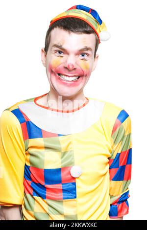 Joker drôle de regarder dans Clown Costume riant et parlant blagues À UNE fête d'anniversaire pour enfants dans UNE représentation de Comédie Entertainment terminée Banque D'Images