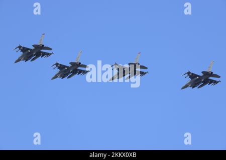 Préfecture d'Aomori, Japon - 07 septembre 2014: L'AVIATION AMÉRICAINE Lockheed Martin F-16C combattant faucon avion de chasse multirôle volant en formation. Banque D'Images