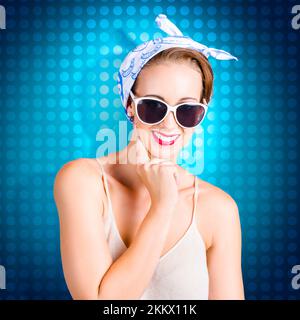 Pinup élégante pensive woman wearing bandana classique avec mode rétro look. pense que retro style Banque D'Images