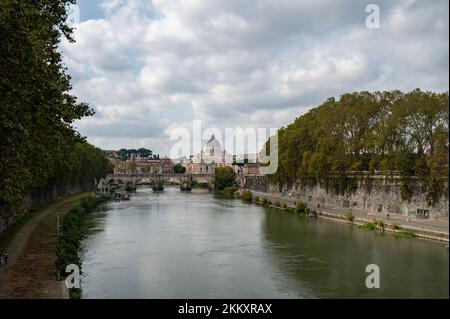 Rome, Italie - 23 octobre 2022: Rome, Italie - 22 octobre 2022: Rome, Italie. Basilique papale de Saint Pierre au Vatican. Bateau flottant Nea Banque D'Images