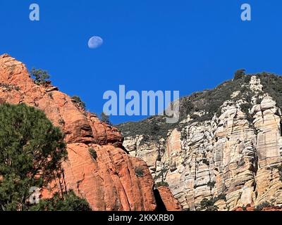 La lune dans un ciel bleu au-dessus des montagnes du parc national de Slide Rock à Sedona Banque D'Images