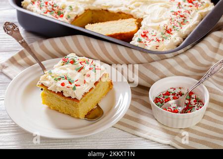 Tranche de gâteau de feuille de vanille avec glaçage à la crème fouettée et garniture de l'année sur la pelle à gâteau sur la plaque blanche, gros plan Banque D'Images