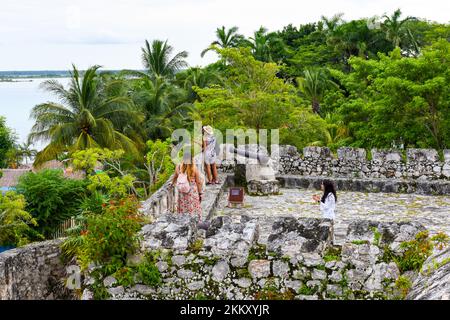 Touristes, fort San Felipe, Quintana Roo, Mexique Banque D'Images