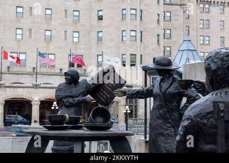 Les « femmes sont des personnes ! » Sculpture, un hommage aux cinq célèbres femmes qui ont présenté un argument en faveur des droits des femmes à la plus haute cour de l'empire. Banque D'Images