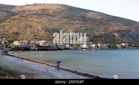 Côté plage à Neo Oitylo, baie sous le vieux village d'Oitylo dans le nord de Mani, Péloponnèse, Grèce, vue panoramique Banque D'Images