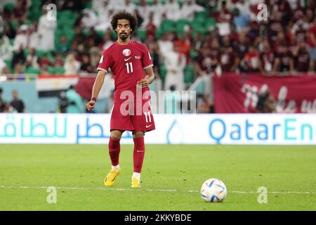 Doha, Qatar. 25th novembre 2022. Akram Afif du Qatar pendant la coupe du monde de la FIFA 2022, Group A match de football entre le Qatar et le Sénégal sur 25 novembre 2022 au stade Al Thumama à Doha, Qatar - photo: Jean Catuffe/DPPI/LiveMedia crédit: Agence photo indépendante/Alamy Live News Banque D'Images