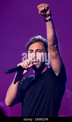 PRODUCTION - 12 octobre 2022, Saxe, Leipzig: Le chanteur et compositeur allemand Max Giesinger se produit dans le spectacle de divertissement ARD "vos chansons". Photo: Hendrik Schmidt/dpa Banque D'Images