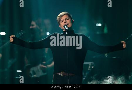 PRODUCTION - 12 octobre 2022, Saxe, Leipzig: Le chanteur irlandais-américain Michael Patrick Kelly se produit dans le spectacle de divertissement ARD "vos chansons". Photo: Hendrik Schmidt/dpa Banque D'Images