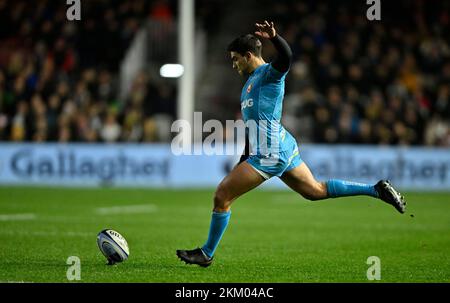 Twickenham, Royaume-Uni. 25th novembre 2022. Rugby, premier ministre. Harlequins V Gloucester. La fonction Stiop. Twickenham. Santiago Carreras (Gloucester) donne son coup de pied lors du match de rugby Harlequins V Gloucester Gallagher Premiership. Credit: Sport en images/Alamy Live News Banque D'Images