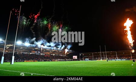 Twickenham, Royaume-Uni. 25th novembre 2022. Rugby, premier ministre. Harlequins V Gloucester. La fonction Stiop. Twickenham. Feux d'artifice et flammes avant le match de rugby Harlequins V Gloucester Gallagher Premiership. Credit: Sport en images/Alamy Live News Banque D'Images