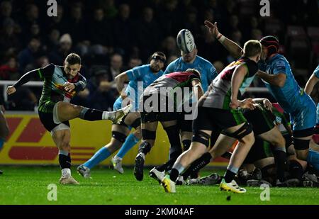 Twickenham, Royaume-Uni. 25th novembre 2022. Rugby, premier ministre. Harlequins V Gloucester. La fonction Stiop. Twickenham. Danny Care (Harlequins) donne des coups de pied lors du match de rugby Harlequins V Gloucester Gallagher Premiership. Credit: Sport en images/Alamy Live News Banque D'Images