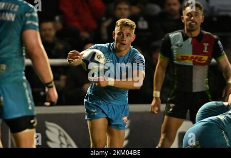 Twickenham, Royaume-Uni. 25th novembre 2022. Rugby, premier ministre. Harlequins V Gloucester. La fonction Stiop. Twickenham. Stephen Varney (Gloucester) passe lors du match de rugby Harlequins V Gloucester Gallagher Premiership. Credit: Sport en images/Alamy Live News Banque D'Images