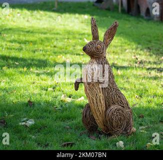 Lapin, sculpture tissée sur la faune et la flore du saule dans un grand jardin Banque D'Images