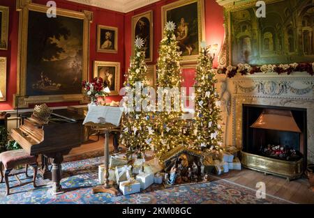 sapin de noël, décorations et cadeaux prêts pour le grand jour Banque D'Images