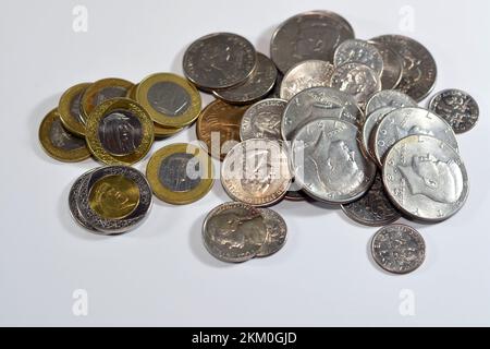 Pile de pièces saoudiennes et américaines monnaie de 1, 2 SAR un et deux riyals, un demi-dollar 50 cents, 25 cents quarts, dix cents 10 cents et cinq cents, USA an Banque D'Images