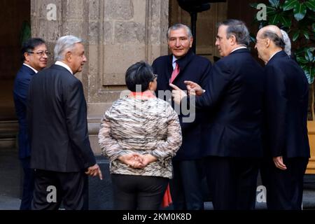 Non exclusif: 25 novembre 2022, Mexico, Mexique: Le Président du Mexique, Andres Manuel Lopez Obrador et le Président de la Colombie, Gustavo PET Banque D'Images