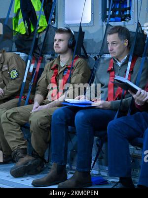 Kiev, Ukraine. 26th novembre 2022. Le Premier ministre Alexander de Croo et des militaires sont assis dans un avion Airbus A400M de l'armée lors du voyage en avion de la Belgique à la Pologne et en train de la Pologne à l'Ukraine, du Premier ministre belge et du ministre belge des Affaires étrangères, lors d'un voyage à Kiev, en Ukraine, Le samedi 26 novembre 2022. Le Premier ministre de Croo et le ministre des Affaires étrangères Lahbib sont arrivés samedi dans la capitale ukrainienne, Kiev, pour une visite non annoncée. Il y a neuf mois, la Russie envahissait le pays voisin. La Belgique fournira un soutien supplémentaire à l'Ukraine. De Croo et Lahbib utilisent t Banque D'Images