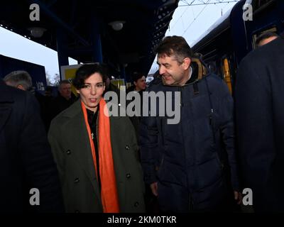 Kiev, Ukraine. 26th novembre 2022. Le ministre des Affaires étrangères Hadja Lahbib a été photographié dans une gare, lors du voyage en avion de la Belgique à la Pologne et en train de la Pologne à l'Ukraine, du Premier ministre belge et du ministre belge des Affaires étrangères, lors d'un voyage à Kiev, en Ukraine, le samedi 26 novembre 2022. Le Premier ministre de Croo et le ministre des Affaires étrangères Lahbib sont arrivés samedi dans la capitale ukrainienne, Kiev, pour une visite non annoncée. Il y a neuf mois, la Russie envahissait le pays voisin. La Belgique fournira un soutien supplémentaire à l'Ukraine. De Croo et Lahbib utilisent la visite pour annoncer additiona Banque D'Images