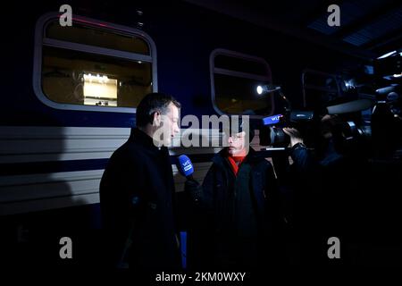 Kiev, Ukraine. 26th novembre 2022. Le Premier ministre Alexander de Croo s'entretient avec le journaliste du VRT Jan Balliauw lors d'un voyage en avion de la Belgique à la Pologne et en train de la Pologne à l'Ukraine, du Premier ministre belge et du ministre belge des Affaires étrangères, lors d'un voyage à Kiev, en Ukraine, le samedi 26 novembre 2022. Le Premier ministre de Croo et le ministre des Affaires étrangères Lahbib sont arrivés samedi dans la capitale ukrainienne, Kiev, pour une visite non annoncée. Il y a neuf mois, la Russie envahissait le pays voisin. La Belgique fournira un soutien supplémentaire à l'Ukraine. De Croo et Lahbib utilisent la visite pour annoncer Banque D'Images