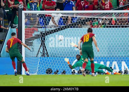 Doha, Qatar. 24th novembre 2022. Football: Coupe du monde, Portugal - Ghana, cycle préliminaire, Groupe H, Journée de rencontre 1, Stade 974, Cristiano Ronaldo (l), Portugal, fait le but 1:0 contre le gardien de but du Ghana Lawrence ATI Zigi (M). Crédit : Tom Weller/dpa/Alay Live News Banque D'Images