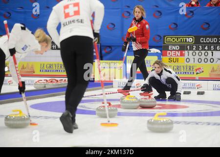 La skipper suisse Silvana Tirinzoni dans le match pour la médaille d'or féminin entre le Danemark et la Suisse aux Championnats d'Europe de curling qui se sont déroulés à Ost Banque D'Images