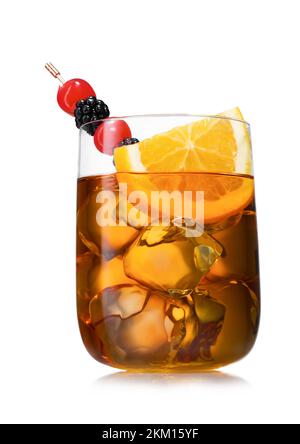 Grand verre de luxe de cocktail à l'ancienne avec tranche d'orange, cerise et mûre sur blanc. Banque D'Images