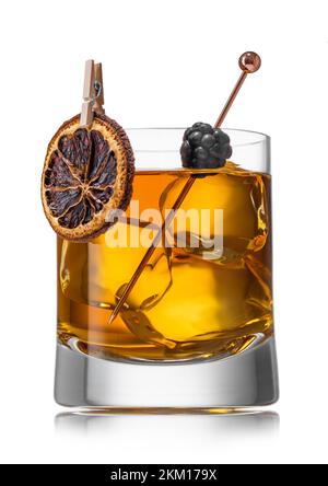 Cocktail de whisky à l'ancienne avec orange et blackberry secs et grands glaçons sur blanc. Banque D'Images