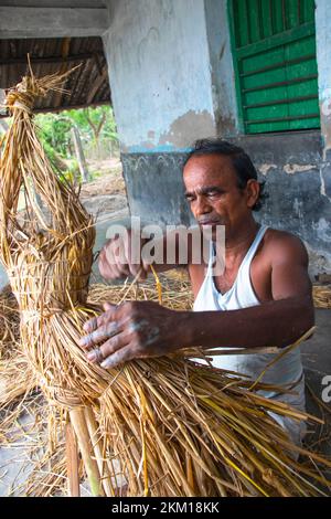 Un artiste prépare une idole de Déesse Banque D'Images