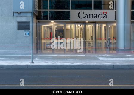 Le logo du gouvernement du Canada est visible au-dessus de l'entrée d'un immeuble de bureaux du gouvernement fédéral, le matin au centre-ville d'Ottawa. Banque D'Images