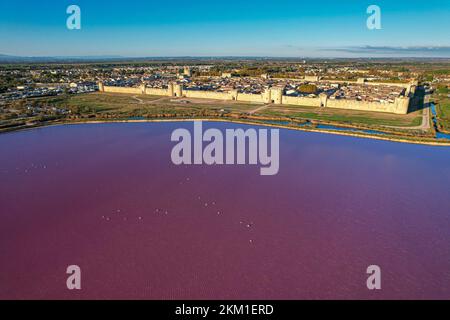 Vue aérienne du magnifique lac rose et de la production de sel de la Camargue en face du village d'Aigues mortes Banque D'Images