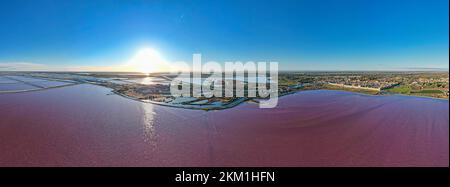 Vue aérienne du magnifique lac rose et de la production de sel de la Camargue en face du village d'Aigues mortes Banque D'Images