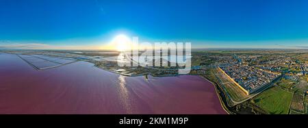 Vue aérienne du magnifique lac rose et de la production de sel de la Camargue en face du village d'Aigues mortes Banque D'Images