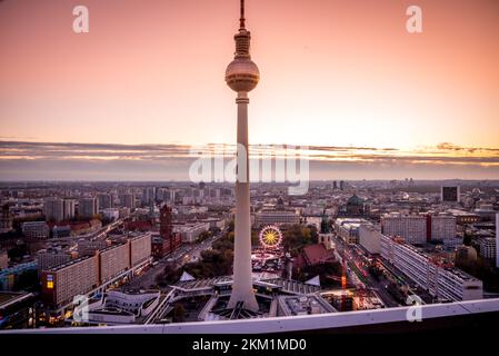 Berlin, Allemagne. Novembre 2022. Le Fernsehturm domine la ligne d'horizon de Berlin. Photo de haute qualité Banque D'Images