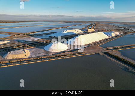 Vue aérienne du magnifique lac rose et de la production de sel de la Camargue en face du village d'Aigues mortes Banque D'Images