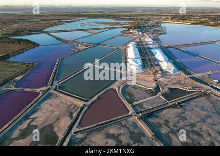 Vue aérienne du magnifique lac rose et de la production de sel de la Camargue en face du village d'Aigues mortes Banque D'Images