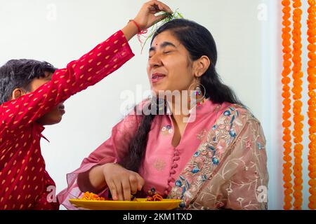 frère et sœur faisant la fête de raksha bandhan Banque D'Images