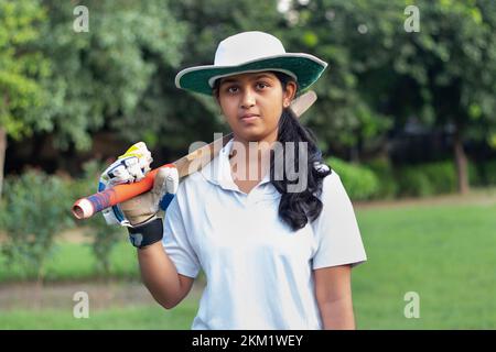 Portrait d'Un cricketer féminin tenant Un Cracket Bat Banque D'Images