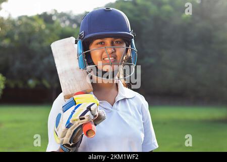 Portrait d'Un cricketer féminin tenant Un Cracket Bat Banque D'Images